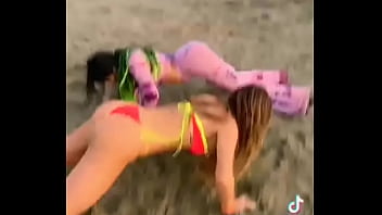 Un par de putas peruanas en la playa