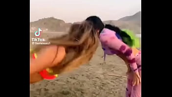 Un par de putas peruanas en la playa