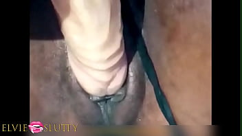 Une chatte noire de tres pres