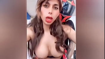 Tengo Sexo Con El Repartidor Despues De Que Quiere Su Propinas Y Fue Muy Excitante thumbnail