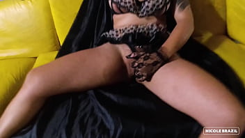 Essa bruxinha tava com um fogo na buceta dnox brazil colocou ela pra mamar e comeu ela gostoso