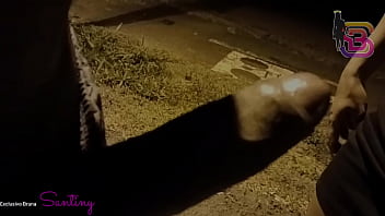 Esposa é filmada mamando o roludo na praça da cidade