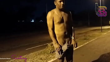 Esposa é filmada mamando o roludo na praça da cidade