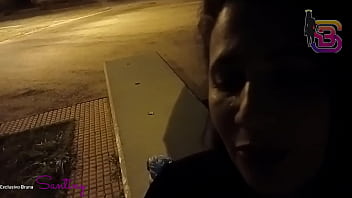 Esposa é filmada mamando o roludo na praça da cidade