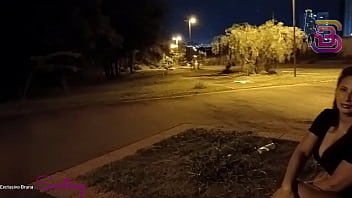 Esposa é filmada mamando o roludo na praça da cidade