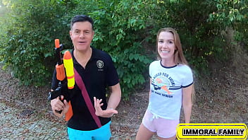 Super soakers easter tradition seduces huge ass hottie alexis crystal – immoral family 4k