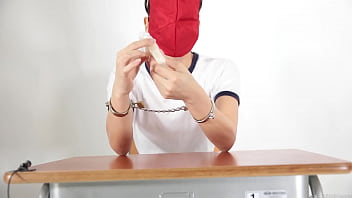 A girl who guesses what she is touching with a blindfold