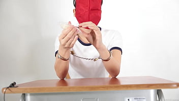 A girl who guesses what she is touching with a blindfold