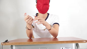 A girl who guesses what she is touching with a blindfold