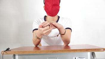 A girl who guesses what she is touching with a blindfold