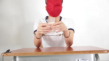 A girl who guesses what she is touching with a blindfold