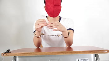 A girl who guesses what she is touching with a blindfold