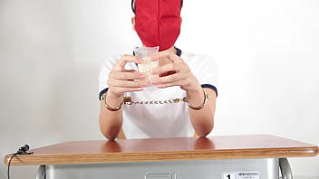 A girl who guesses what she is touching with a blindfold