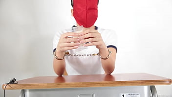 A girl who guesses what she is touching with a blindfold
