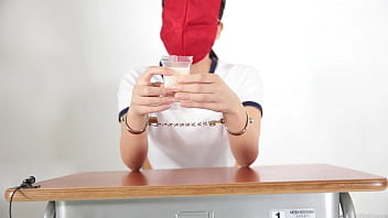 A girl who guesses what she is touching with a blindfold