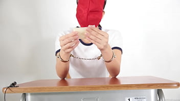 A girl who guesses what she is touching with a blindfold