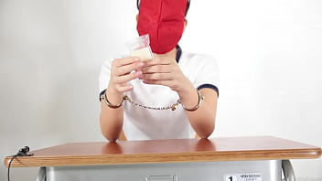 A girl who guesses what she is touching with a blindfold