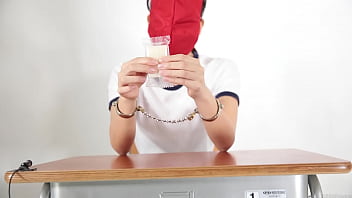 A girl who guesses what she is touching with a blindfold