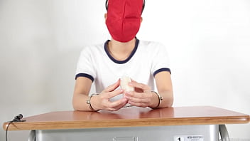 A girl who guesses what she is touching with a blindfold