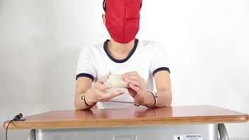 A girl who guesses what she is touching with a blindfold