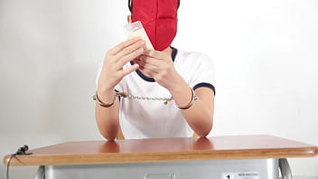 A girl who guesses what she is touching with a blindfold