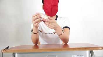 A girl who guesses what she is touching with a blindfold