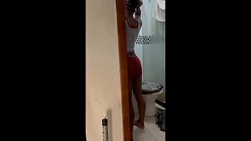 Minha enteada novinha pediu pra tomar banho e eu não resisti comi antes da minha esposa chegar