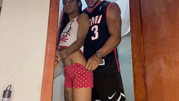 Minha enteada novinha pediu pra tomar banho e eu não resisti comi antes da minha esposa chegar