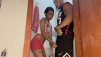 Minha enteada novinha pediu pra tomar banho e eu não resisti comi antes da minha esposa chegar