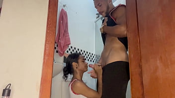 Minha enteada novinha pediu pra tomar banho e eu não resisti comi antes da minha esposa chegar