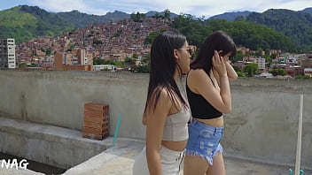 Sexo exhibicionista en la azotea terminan siendo folladas por el obrero de construccion