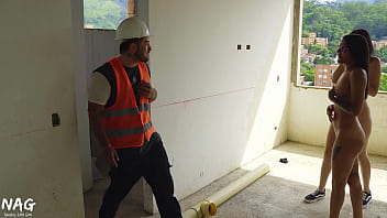 Sexo exhibicionista en la azotea terminan siendo folladas por el obrero de construccion