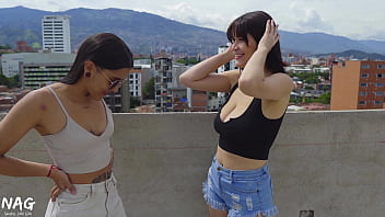 Sexo exhibicionista en la azotea terminan siendo folladas por el obrero de construccion