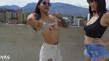 Sexo exhibicionista en la azotea terminan siendo folladas por el obrero de construccion