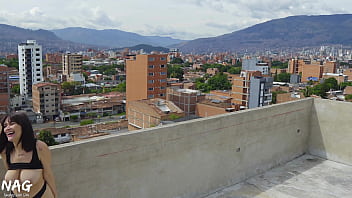 Sexo exhibicionista en la azotea terminan siendo folladas por el obrero de construccion