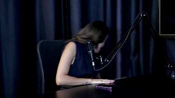 O uber bateu uma punheta para ela fez um squirting bom apresenta o papo de pijama e o atendimento que faz reh queen sheer red