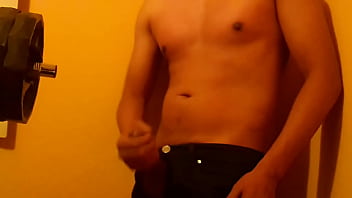 Me masturbo en mi cuarto