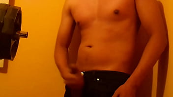 Me masturbo en mi cuarto