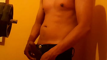 Me masturbo en mi cuarto