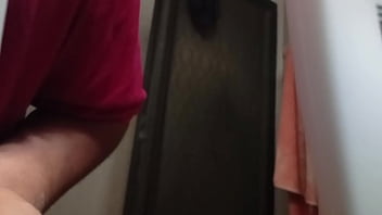 Rica gorda con coño gordo y peludo dándose una ducha