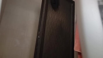 Rica gorda con coño gordo y peludo dándose una ducha