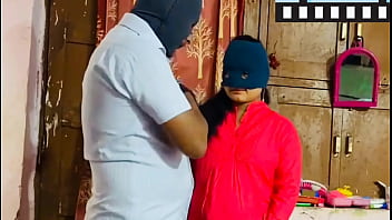 Le ofresco dinero a esta enmascarada para que me deje follarle el culo