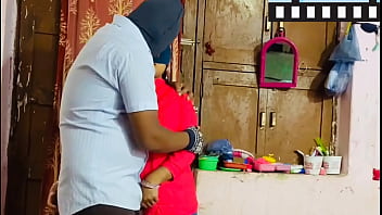 Le ofresco dinero a esta enmascarada para que me deje follarle el culo