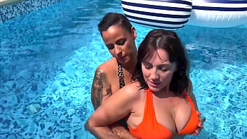 Lady rencontre mya pour des jeux saphiques