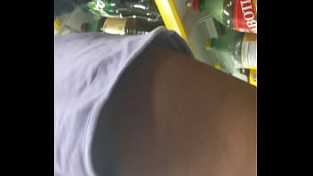 Safada inteada no mercado de shortinho