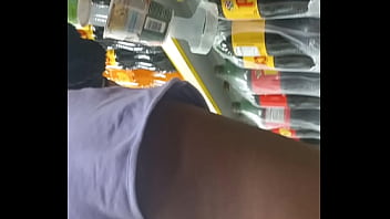 Safada inteada no mercado de shortinho