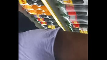 Safada inteada no mercado de shortinho