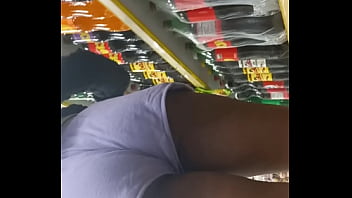 Safada inteada no mercado de shortinho