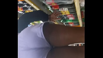 Safada inteada no mercado de shortinho