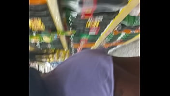 Safada inteada no mercado de shortinho